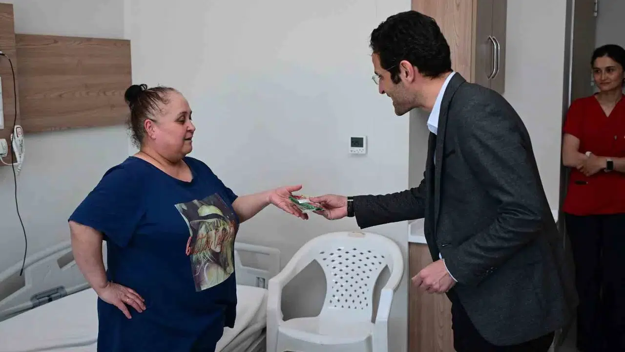 Festival coşkusu hastane odalarına taşındı: Mesir macunu hastaların ayağına gitti