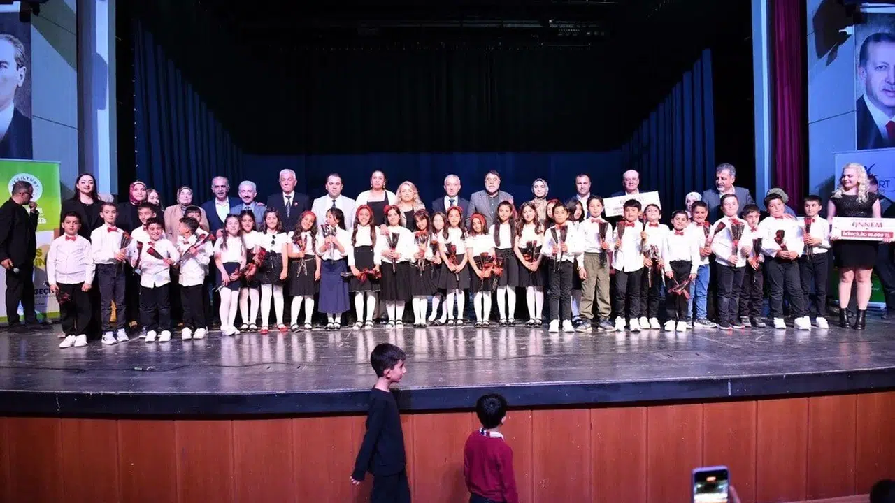Malatya’da annelere adanan en duygusal gün: Şiirler gözyaşlarıyla okundu