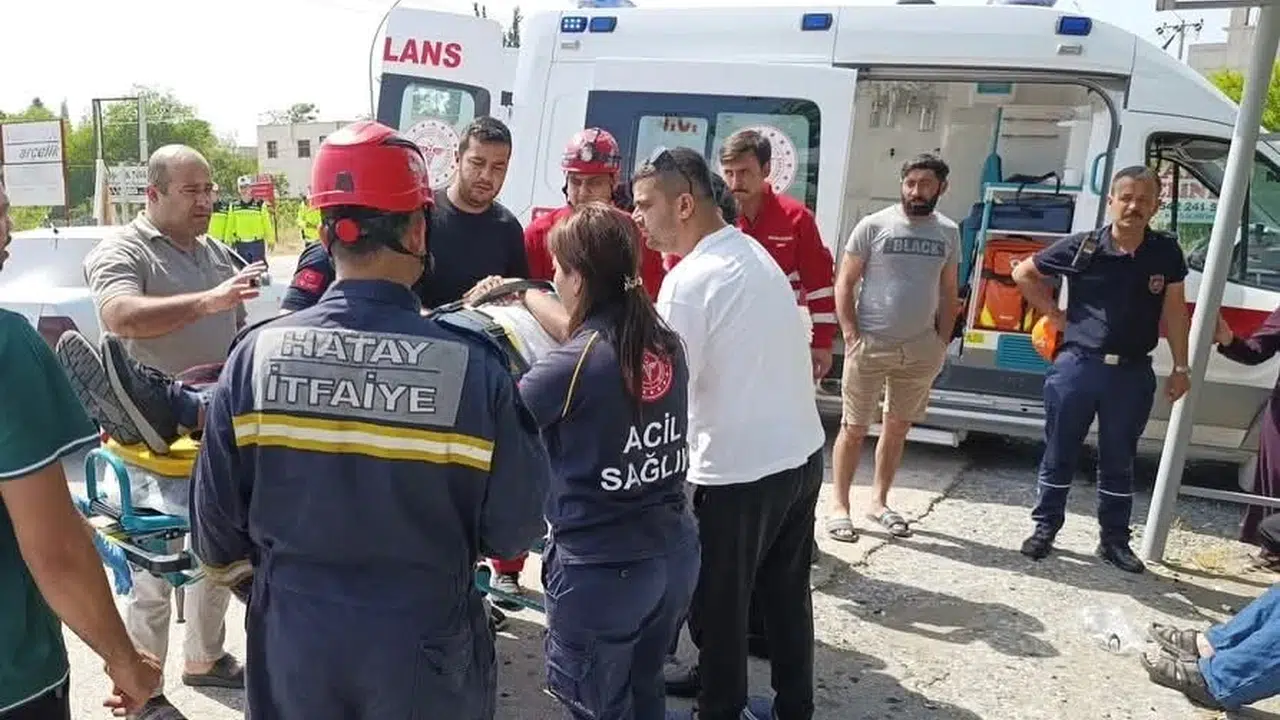 Dörtyol’da şiddetli çarpışma: İki otomobil hurdaya döndü, yaralılar var