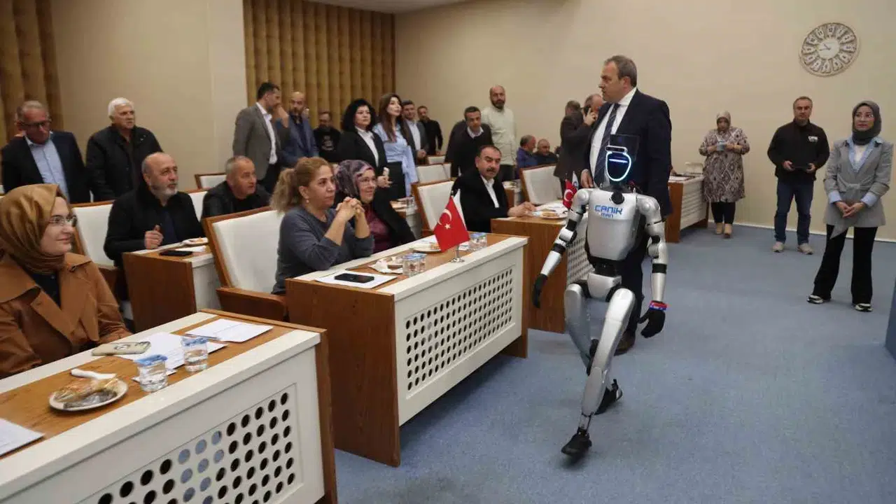 Meclis koltuğunda bir robot: Türkiye'nin ilk nüfus kayıtlı insansı üyesi görev başında