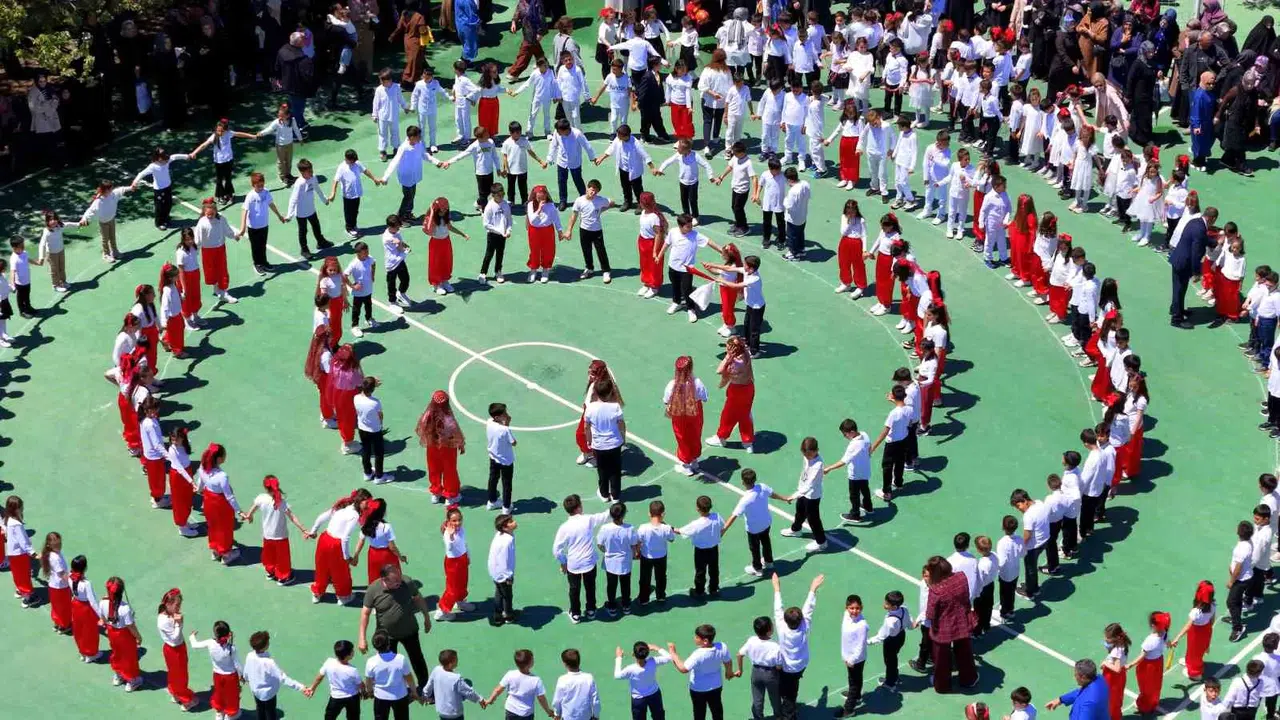 Erzincan’da dev halay halkası: 500 kişi aynı anda yöresel ezgilerle buluştu