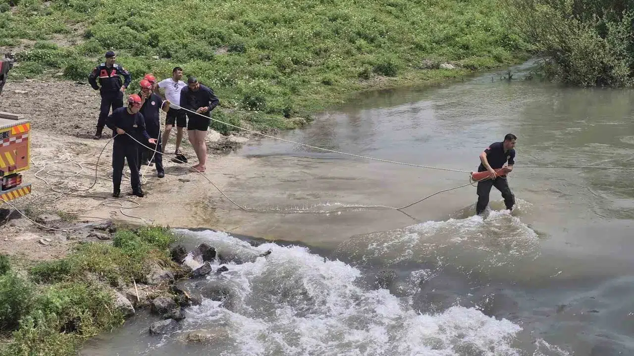 Adana’da korku dolu anlar: Nehirde sürüklenen kamyondan son anda kurtuldular