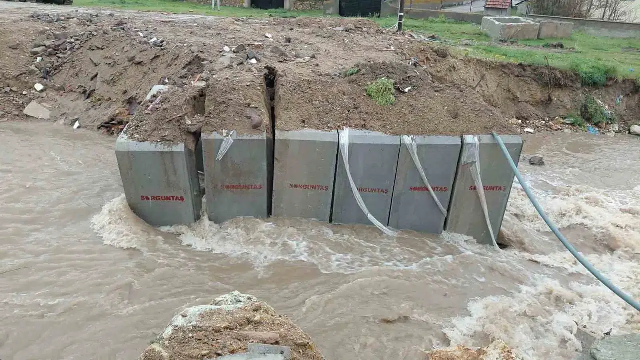 Saraykent'te ulaşım felç: Bir köprü daha sulara teslim oldu