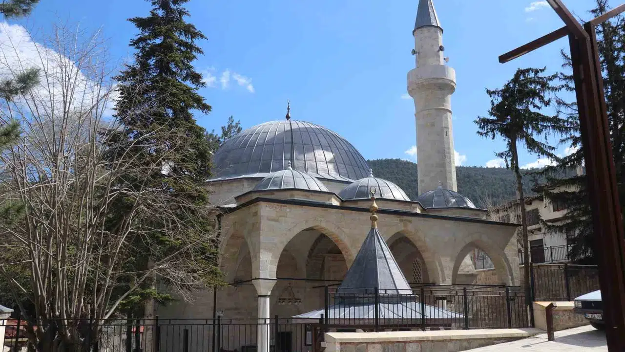 Mimar Sinan’ın 508 yıllık imzası: Depremlere meydan okuyan tarihi cami yeniden ibadete açıldı