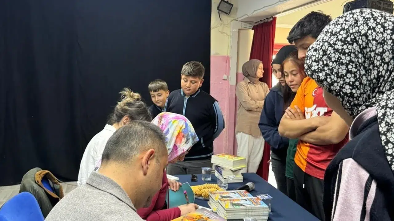 Kelimelerin dünyasına yolculuk: Kütahyalı öğrenciler edebiyatın usta isimleriyle buluştu