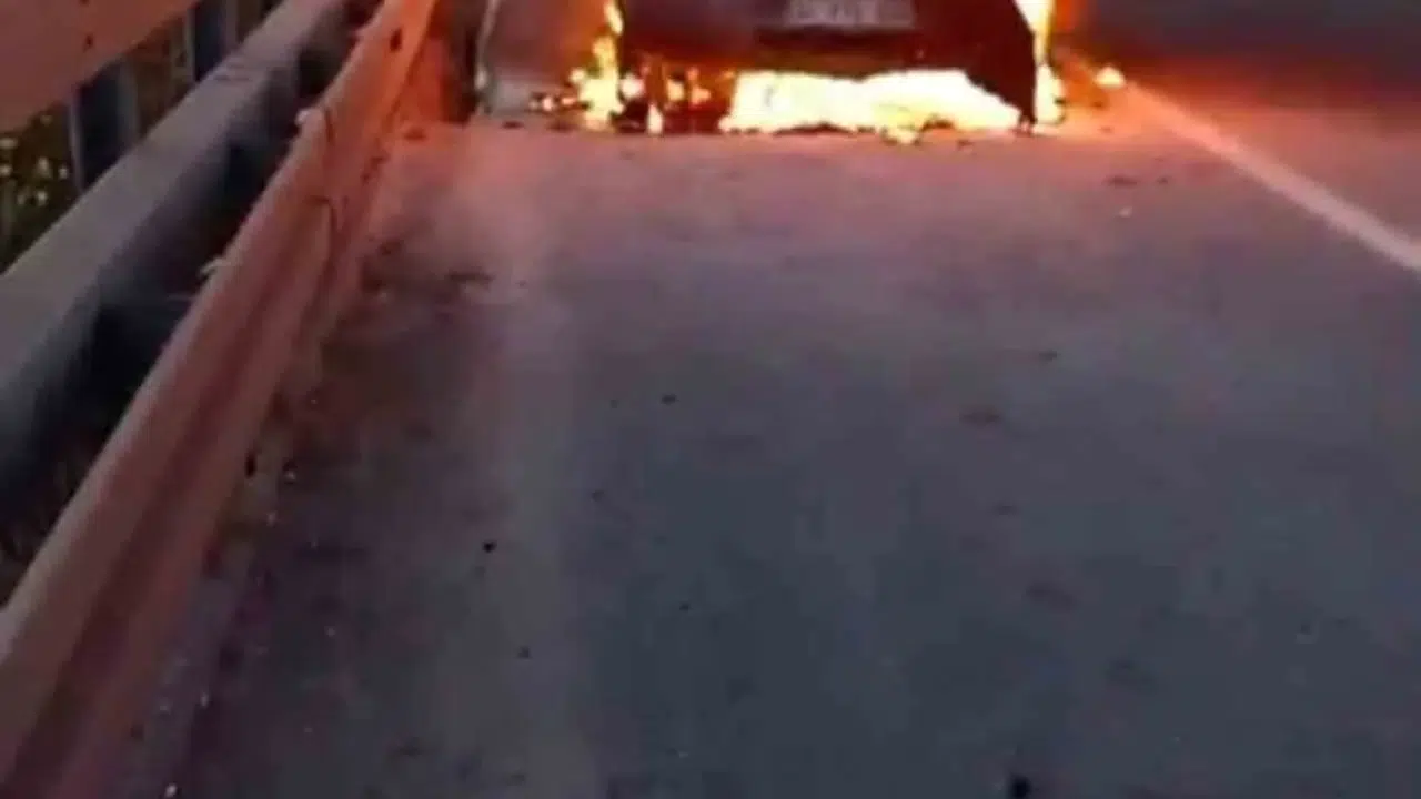Saniyelerle yarıştı: Otobanda alev topuna dönen araçtan son anda kurtuldu