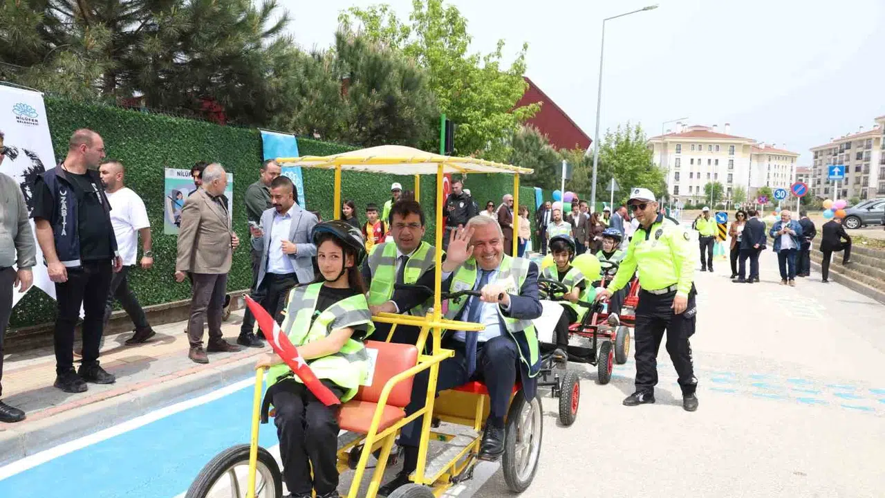 Bursa'da otomobillerin yerini çocuklar aldı: Trafik kuralları artık sokakta öğrenilecek