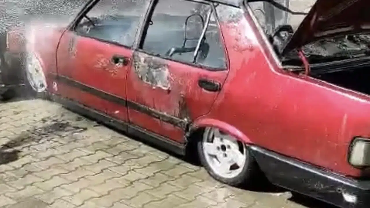 Batman'da korku dolu anlar: Park halindeki araç bir anda alev topuna döndü