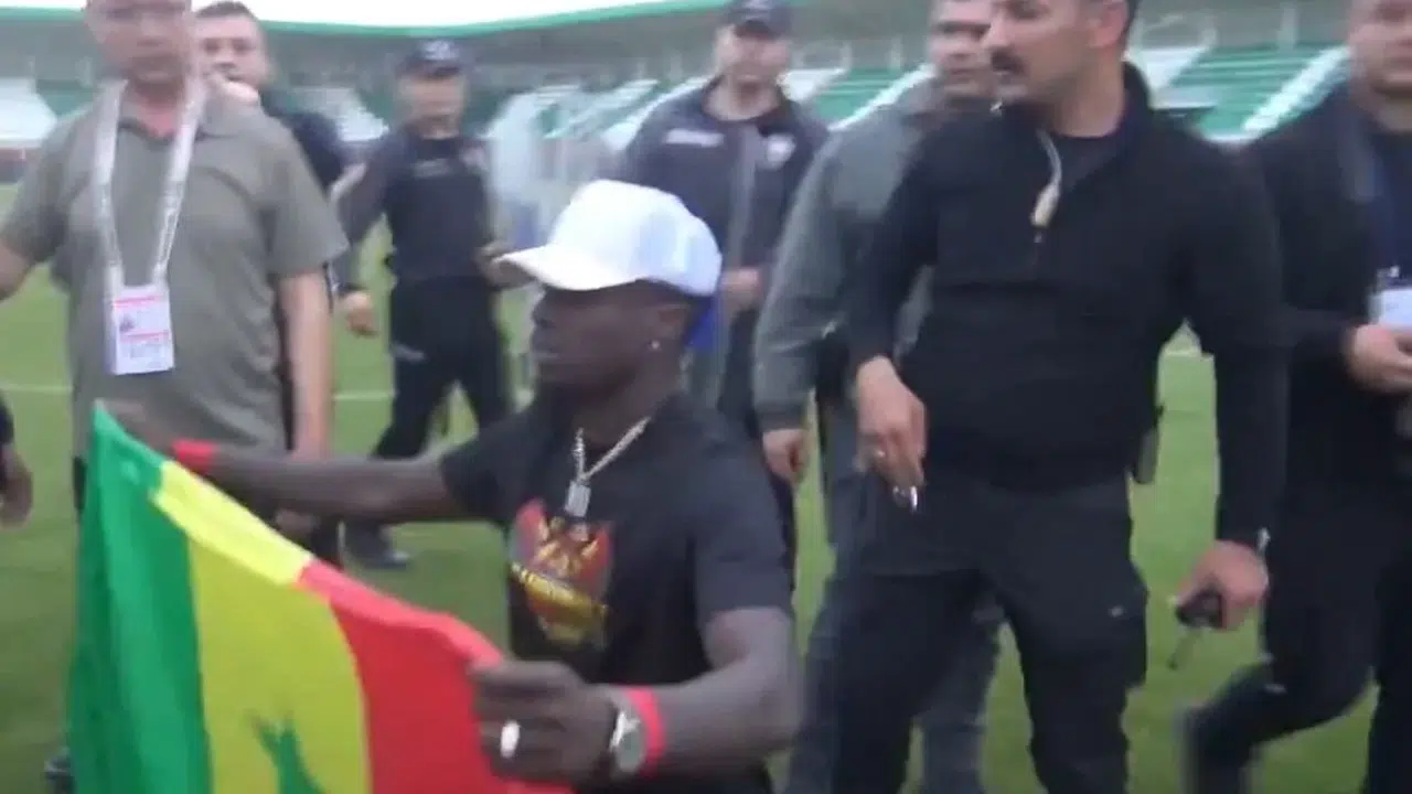 Şampiyonluk sevincinde beklenmedik kriz: Diagne’nin bayrağı güvenlik güçlerini harekete geçirdi