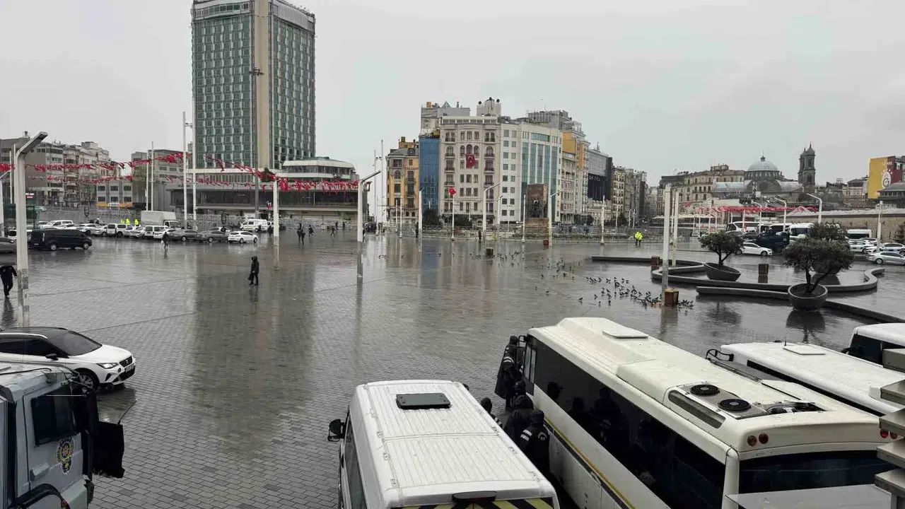 Taksim’de 1 Mayıs sessizliği: İğne atsan yere düşmeyecek meydan bugün bomboş kaldı