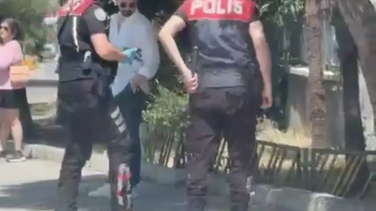 İzmir'de vicdan nöbeti: Polis ekipleri kaza kurbanı kedi için trafiği birbirine kattı