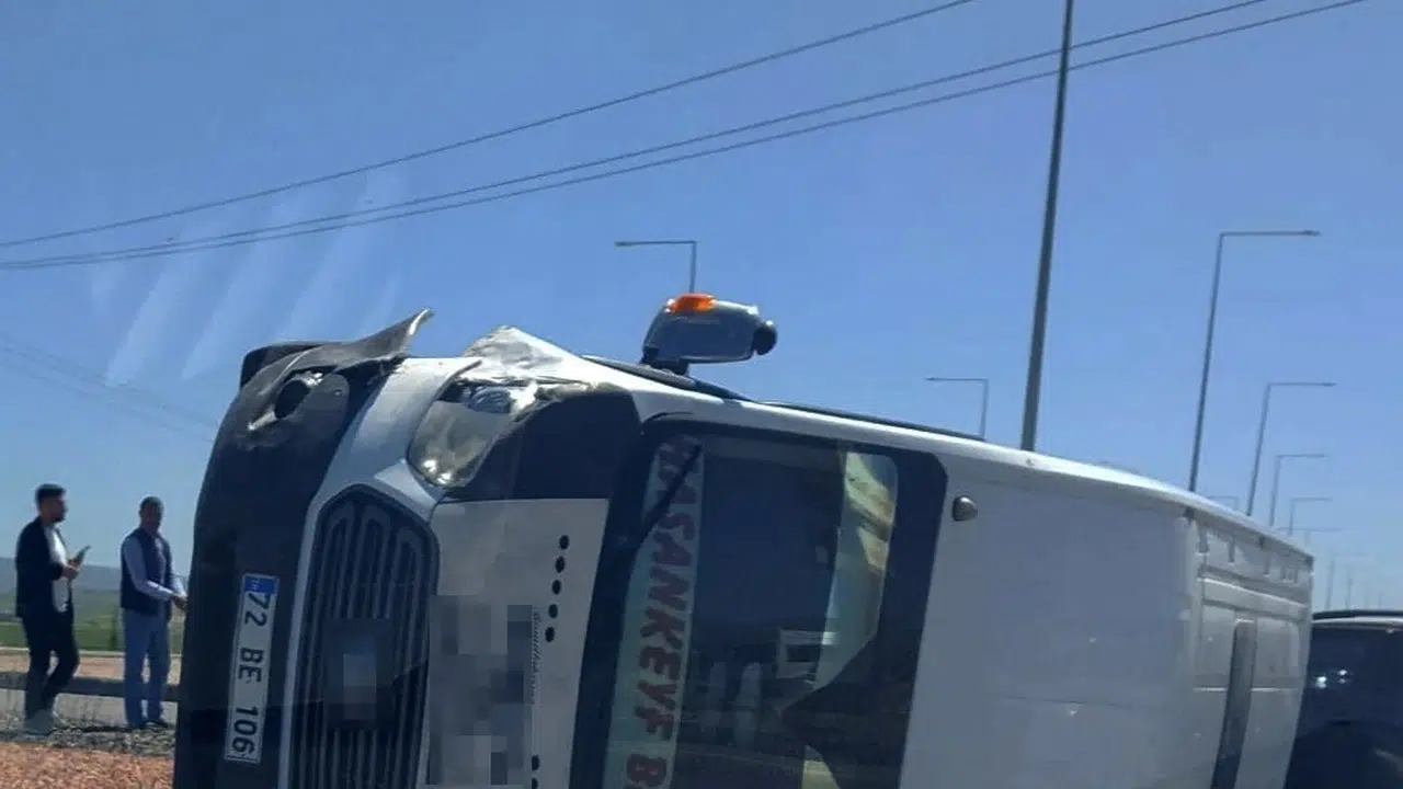 Batman yolunda korkutan kaza: Minibüs ve otomobil hurdaya döndü