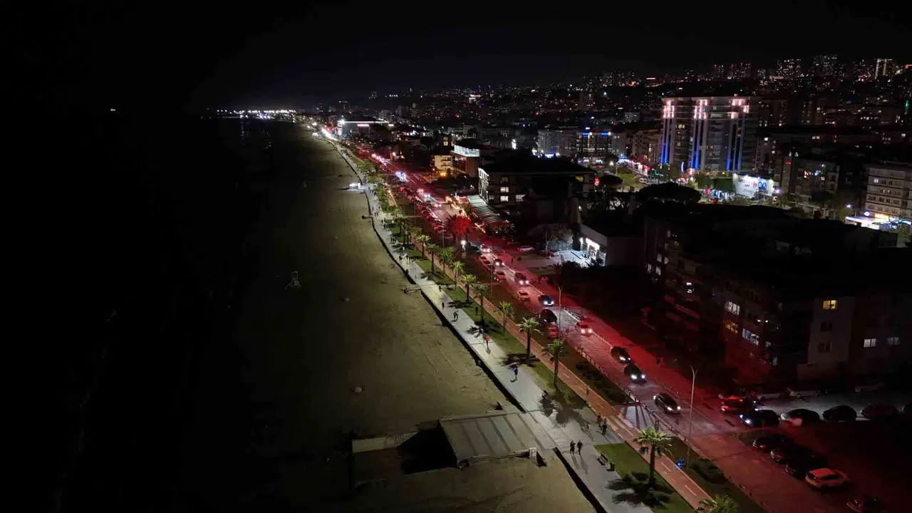 Samsun’da 19 Mayıs coşkusu: Sahil şeridi ay-yıldızın renklerine büründü