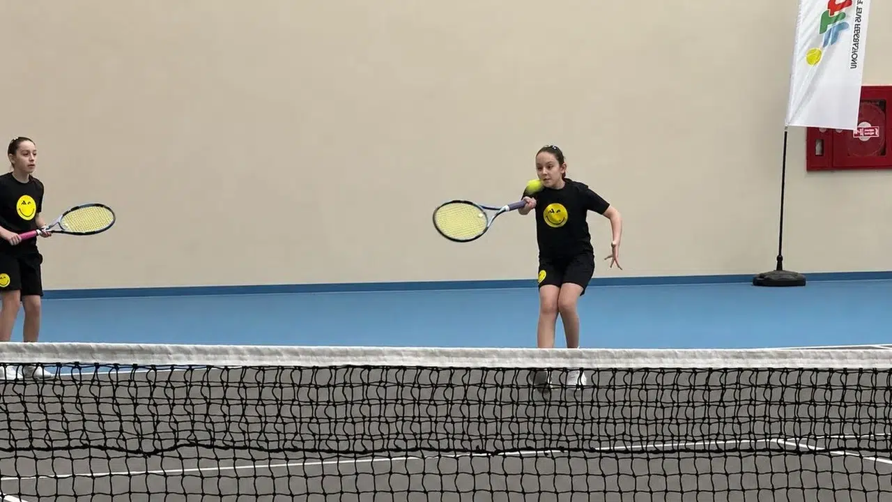 Tenis kortlarında şampiyonluk heyecanı: 15 şehirden gelen raketler Afyonkarahisar’da buluştu