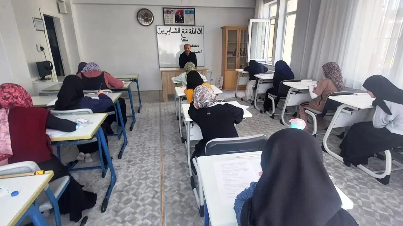 Simav’da minik hafızlar kürsüye çıktı: Dini bilgilerde kıyasıya rekabet