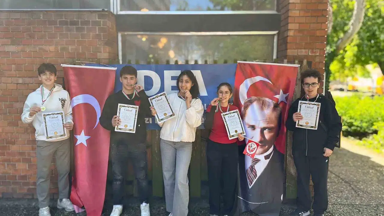 Macaristan'da Türk rüzgarı: Şahinkayalı gençler dünya devlerini geride bıraktı