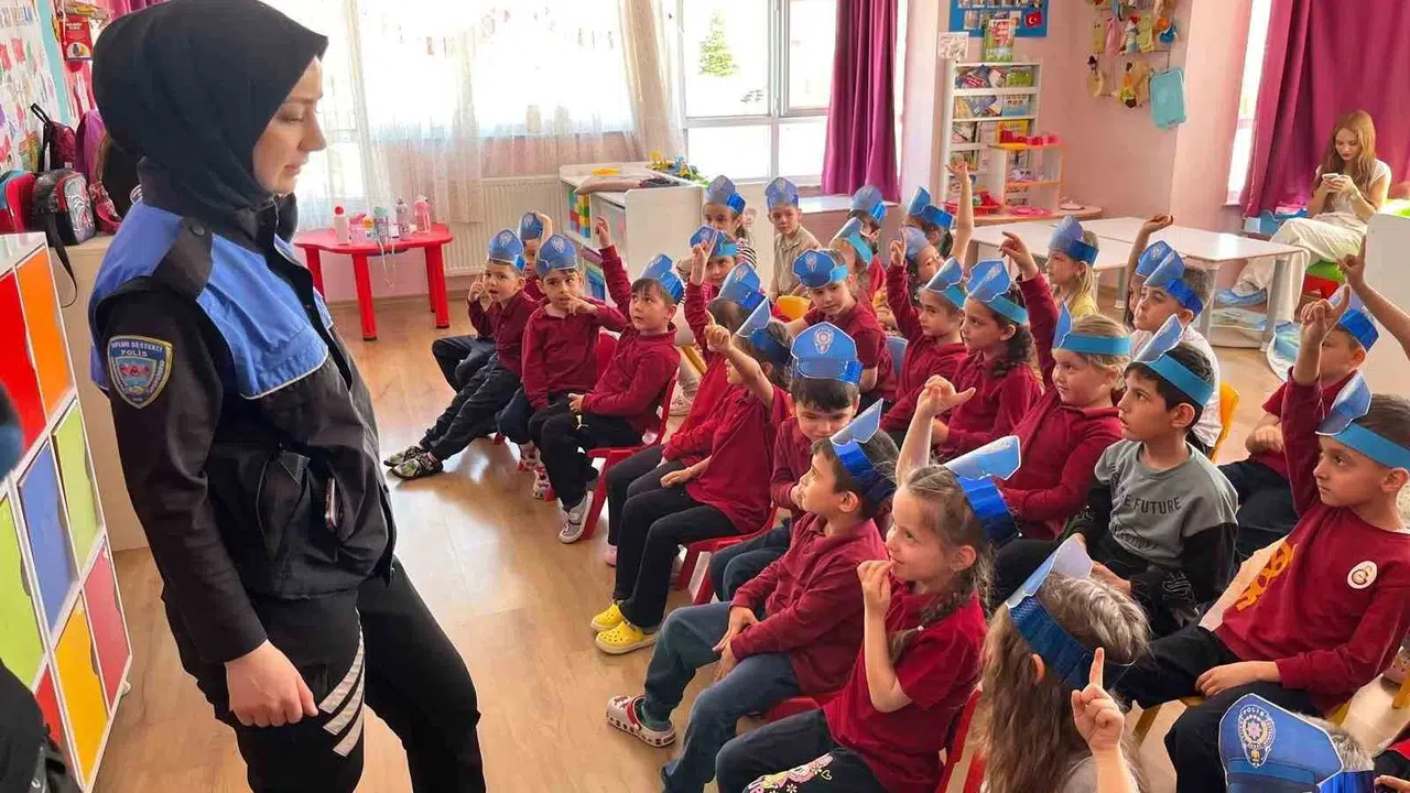 Afyon’da miniklerin güvenliği polise emanet: Geleceğin bilinçli nesilleri yetişiyor