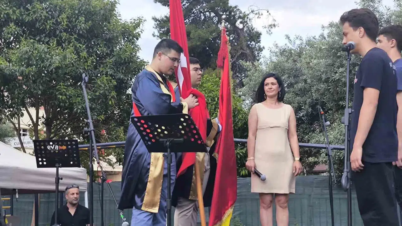 Aydın Lisesi’nde unutulmaz veda: Genç mezunlar kep atarak geleceğe yürüdü