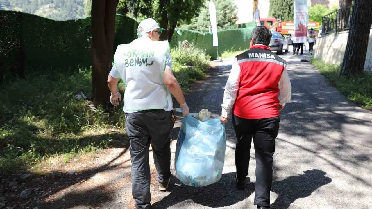 Manisa’da ormanları korumak için seferberlik: Yüzlerce kilo atık temizlendi