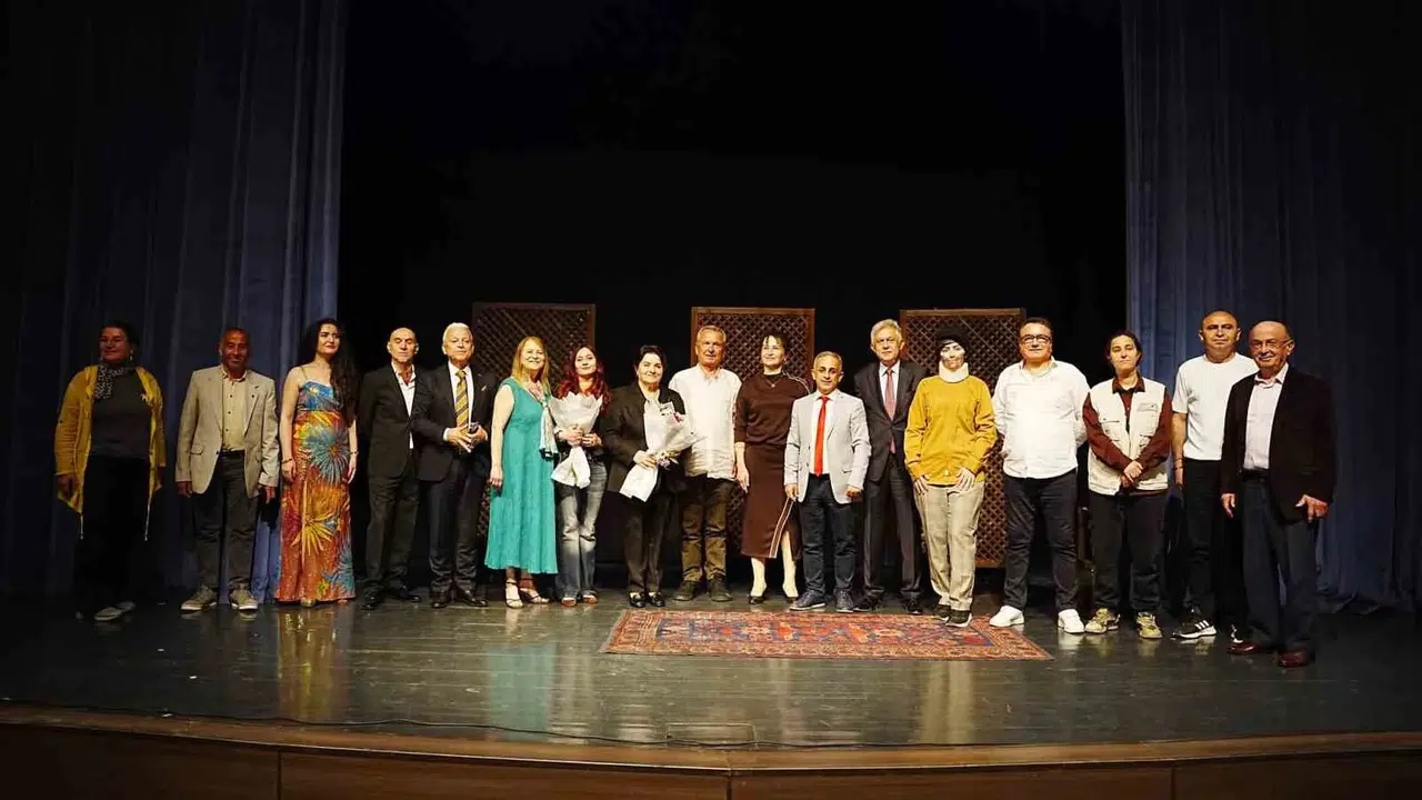 Sahne tozunu yutan Çaycuma: Kahkaha dolu geceye kadın oyuncunun performansı damga vurdu