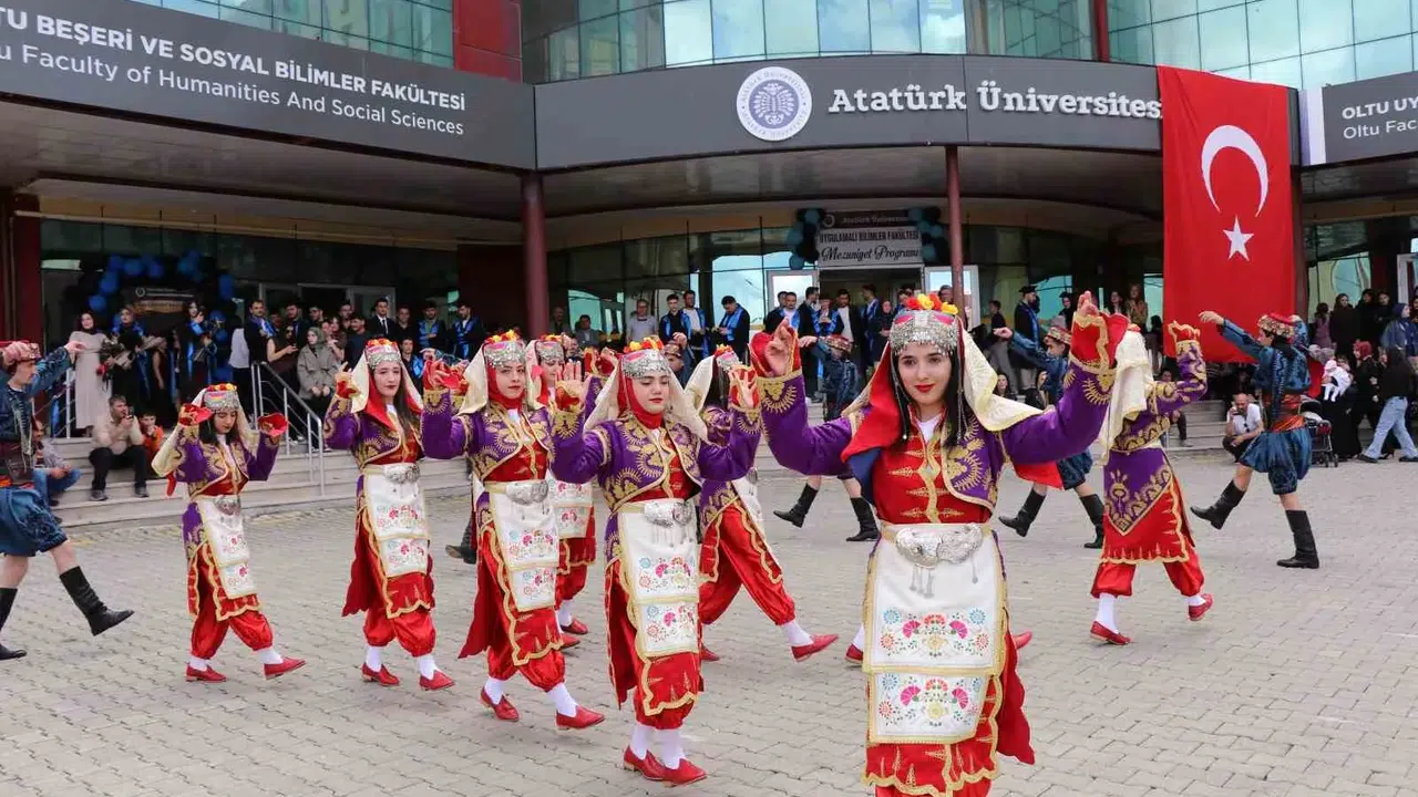 Oltu’da gurur günü: 60 genç mezuniyet heyecanını mehter marşlarıyla yaşadı