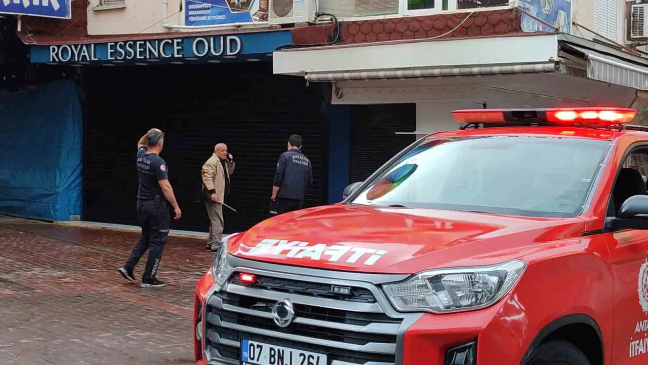 Alanya'da sabah paniği: İş yerindeki elektrik arızası ekipleri harekete geçirdi