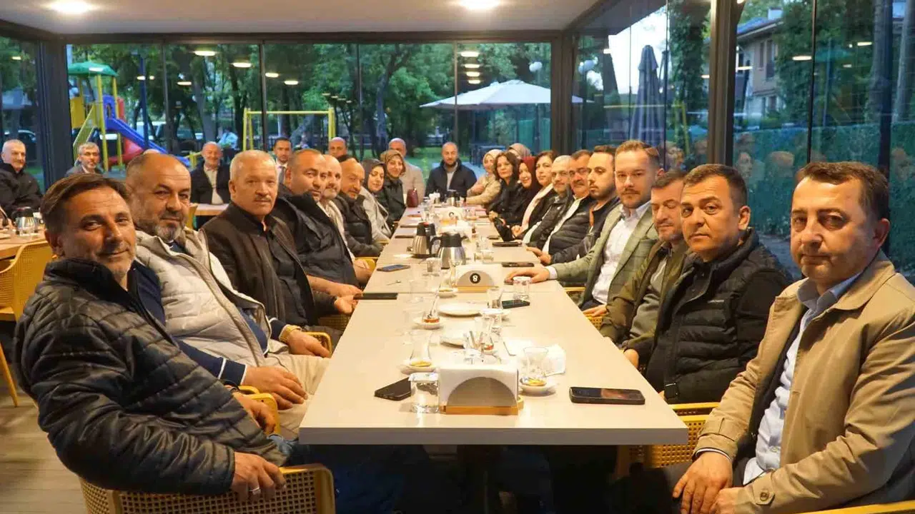 AK Parti Düzce’de anlamlı buluşma: Toplantı adresi sosyal sorumluluk projesi oldu