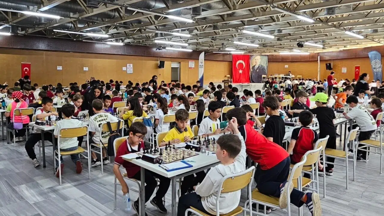 Gölcük’te hamleler zeka için yapılıyor: 235 öğrenci şampiyonluk için ter döküyor