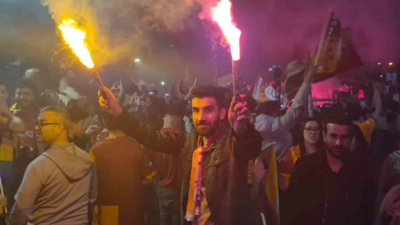 Başkentte sarı-kırmızı gece: 26. zafer Kızılay’da davullarla kutlandı