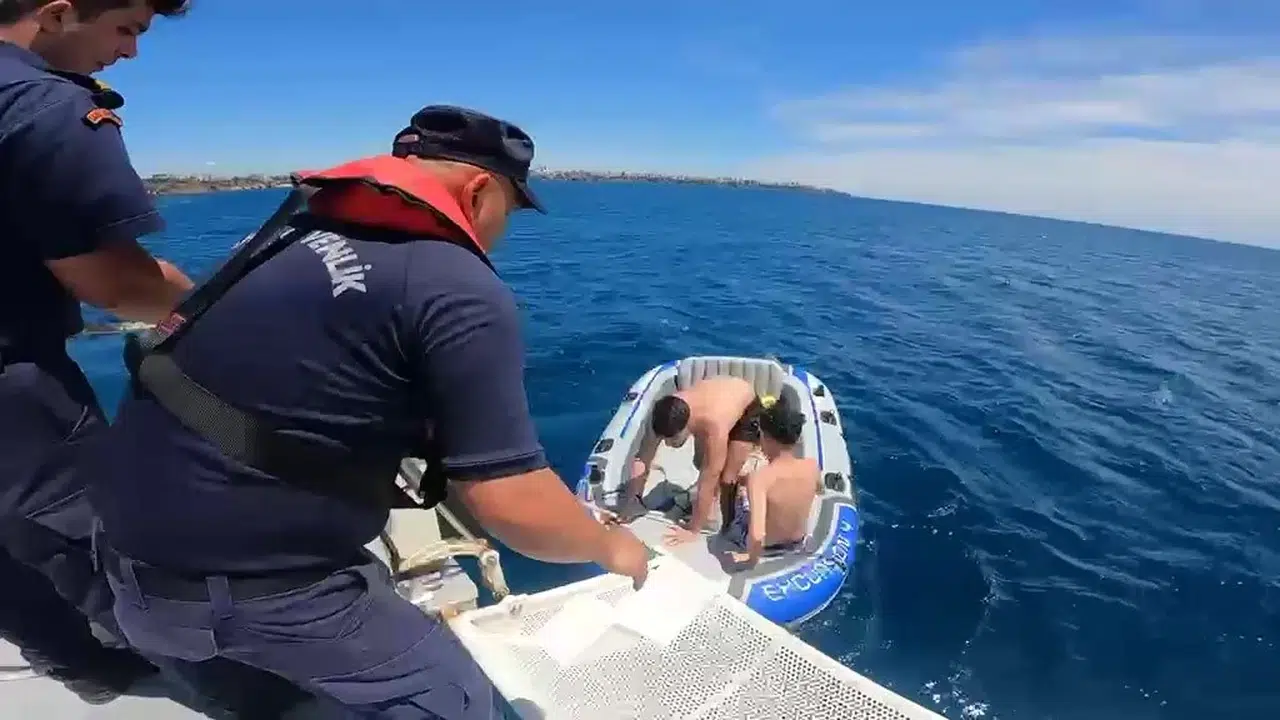 Deniz keyfi kabusa dönüyordu: Şişme botları patlayan gençler ölümden döndü