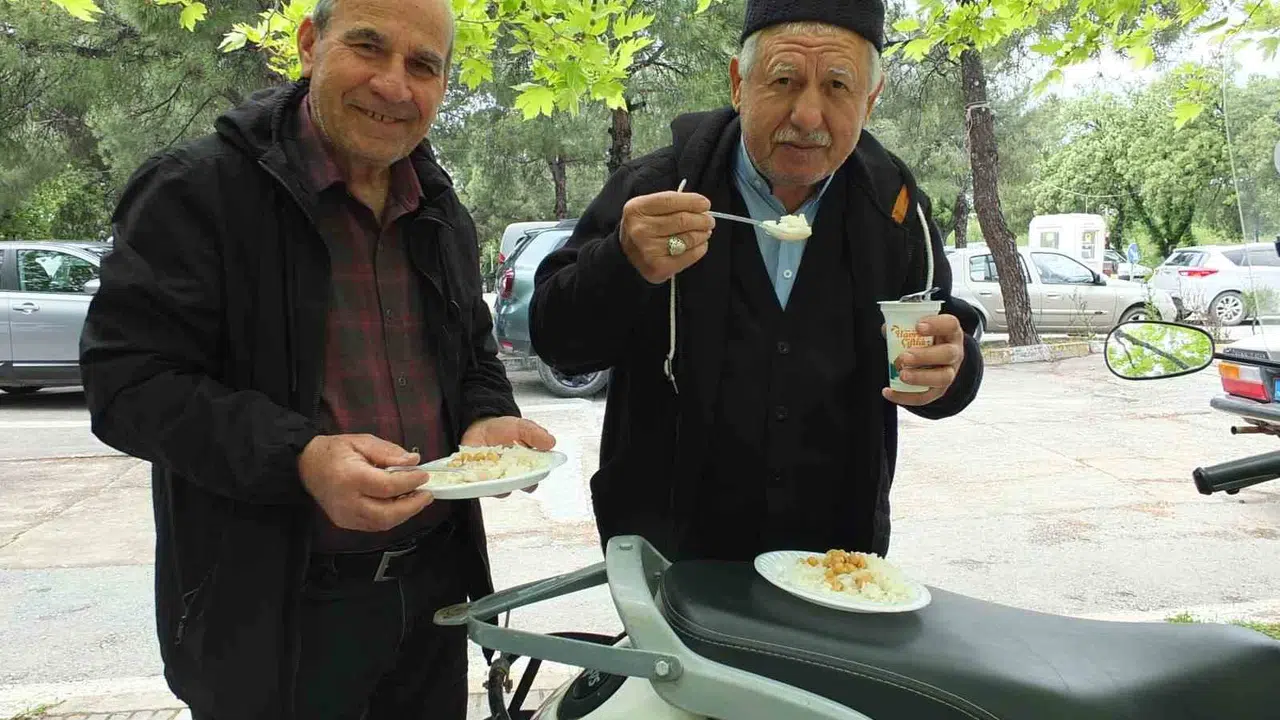Burhaniye’de asırlık gelenek yaşatılıyor: Baharın gelişiyle birlikte sokaklar hayır sofralarına dönüştü