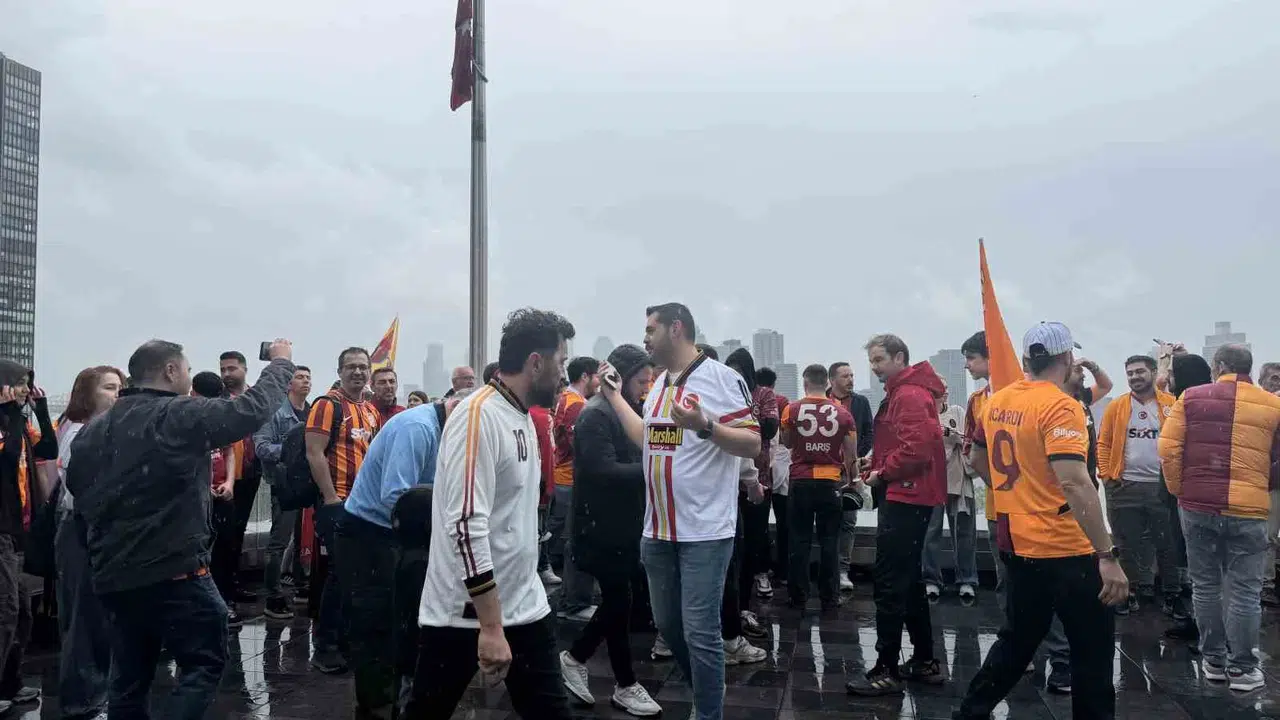 Okyanus ötesinde sarı-kırmızı şölen: New York’ta şampiyonluk coşkusu zirveye çıktı