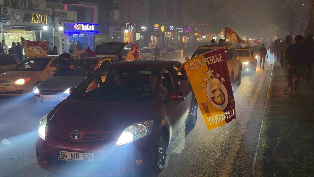 Kütahya sokakları sarı-kırmızıya boyandı: Galatasaray’ın zaferi meydanları inletti