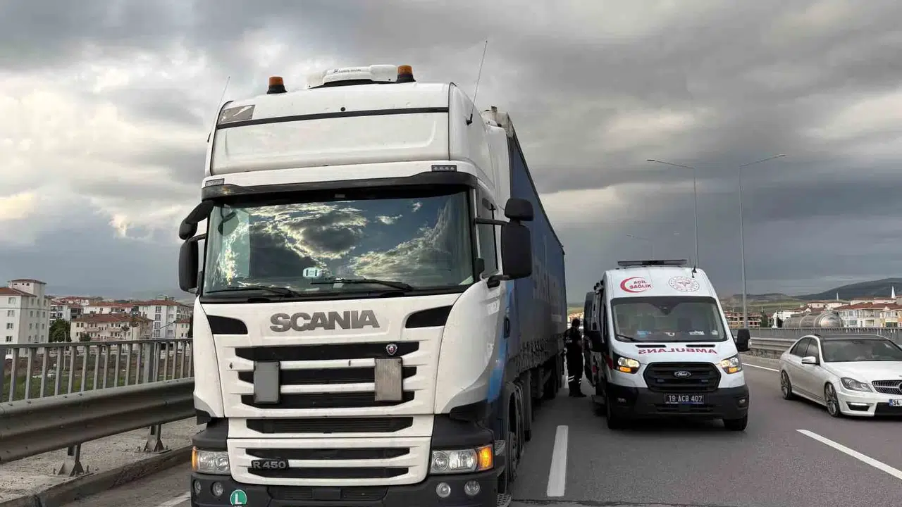 Çorum’da köprü üzerinde dehşet anları: Tır ile otomobil çarpıştı