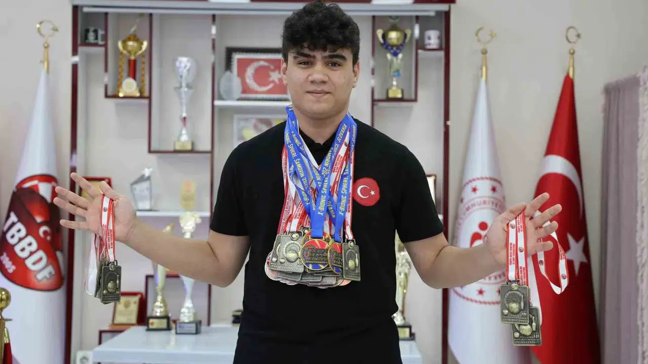 Dartın genç yıldızı durdurulamıyor: 15 yaşında 30 madalyalık dev başarı