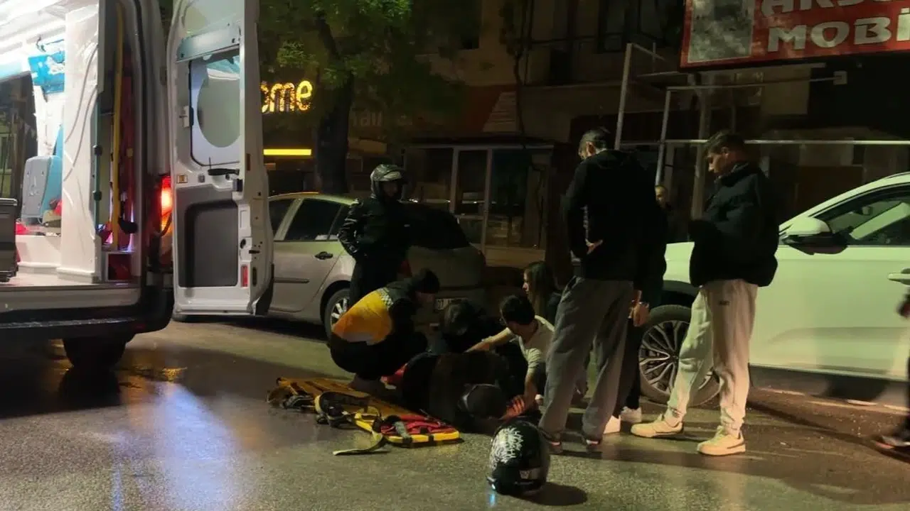 Burdur'da yağmur kazaya davetiye çıkardı: Genç sürücü hastanelik oldu