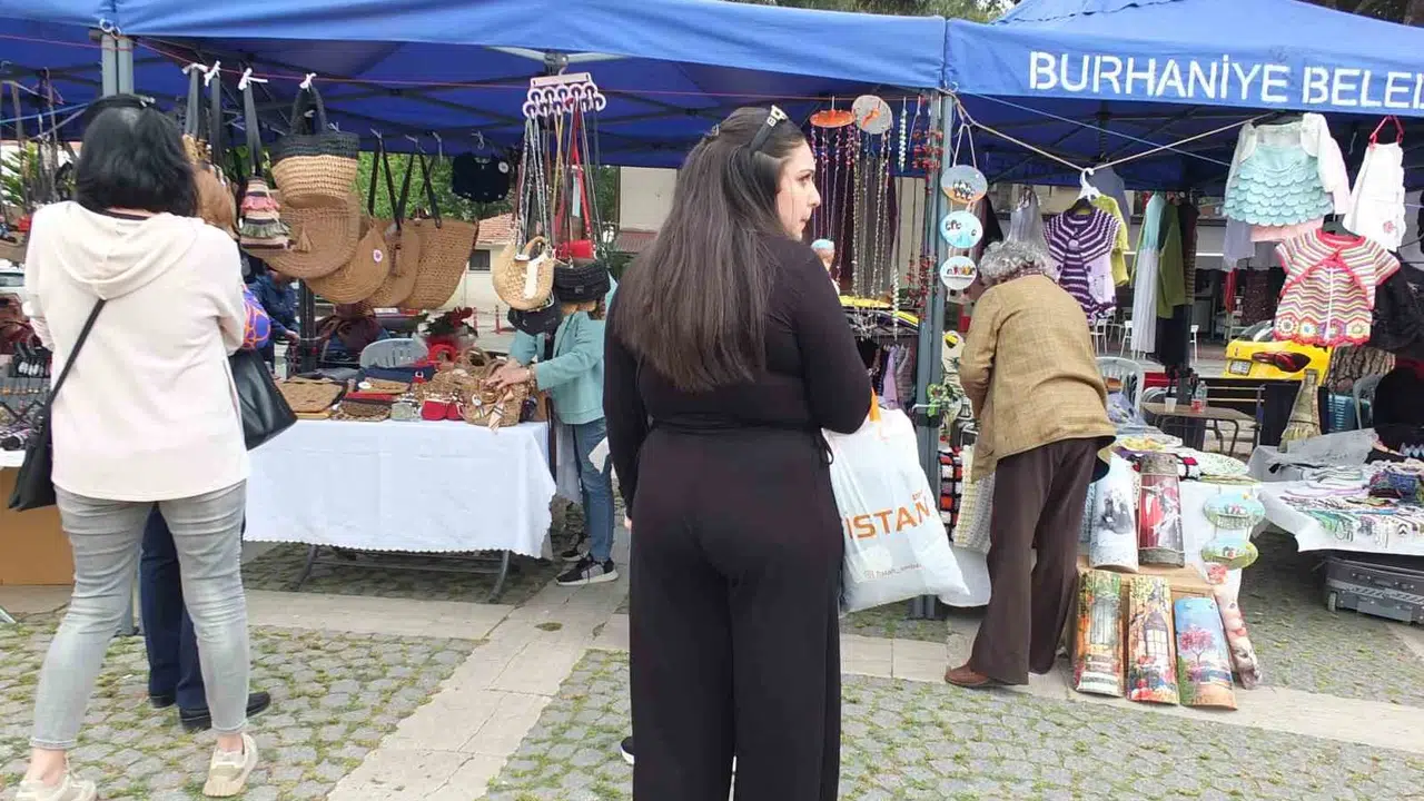 Burhaniye’de el emeği rüzgarı: Anneler Günü’ne özel stantlar kuruldu