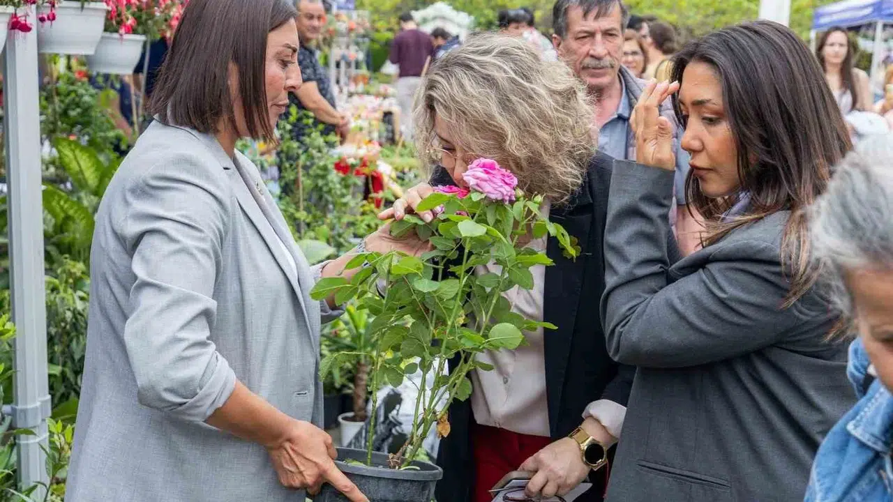Kültürpark'ta bahar şöleni: İzmirli üreticinin emeği çiçeklerle buluştu