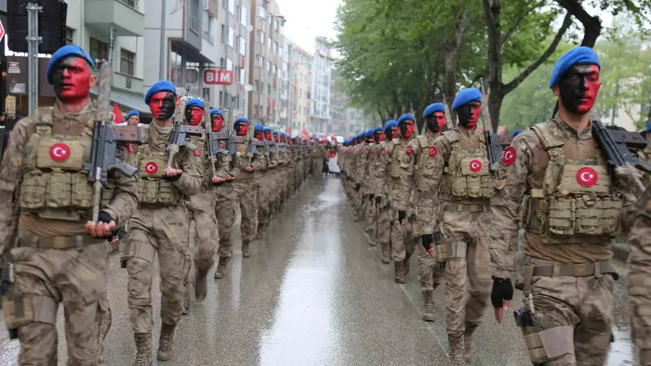 Yağmura aldırış etmediler: Kastamonu 19 Mayıs coşkusuyla yıkandı