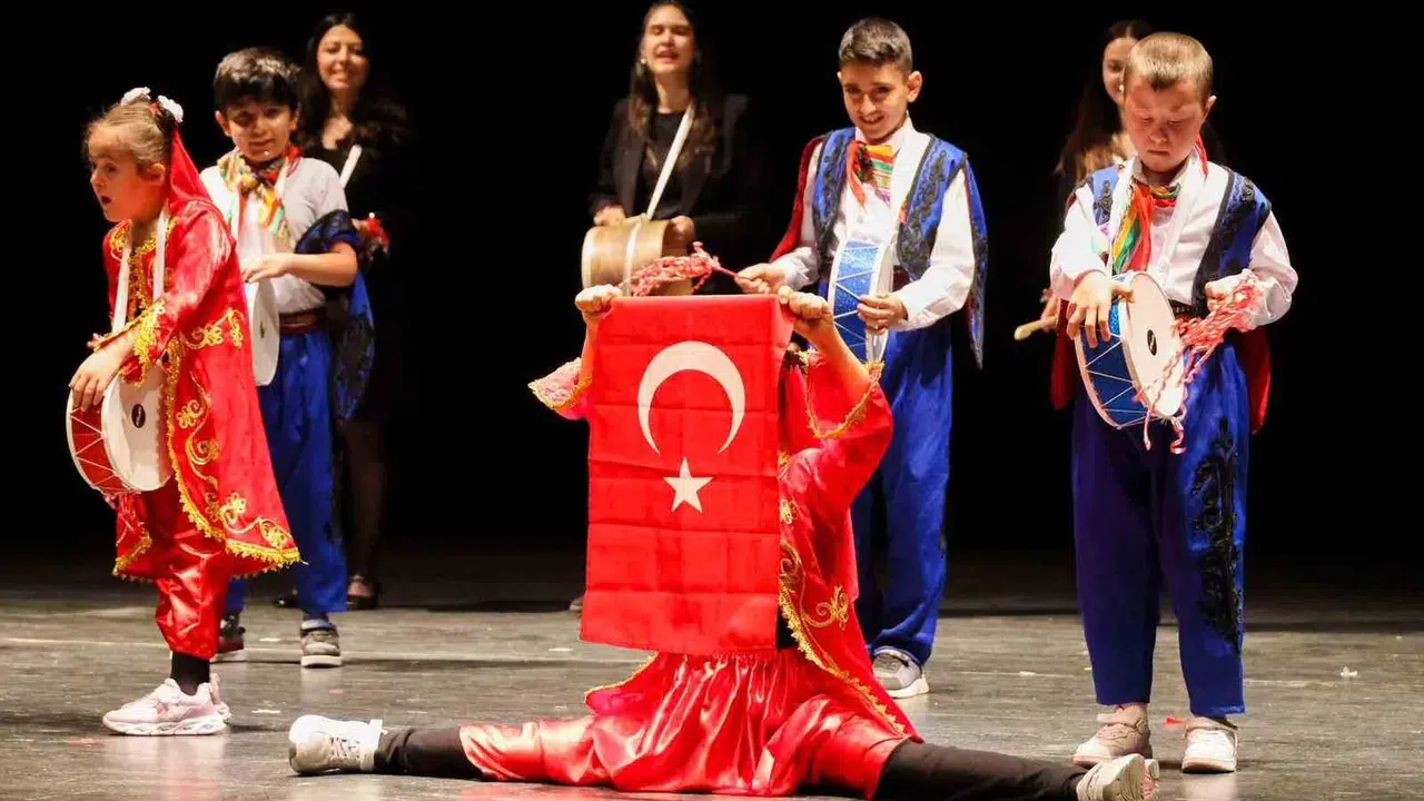 Bilecik’te yürekleri ısıtan buluşma: Özel bireyler sahneye çıktı, engeller sevgiyle aşıldı