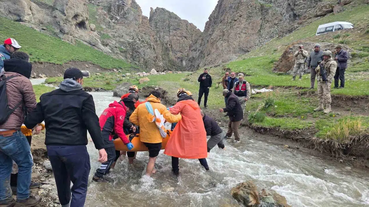 Van'da yürüyüş keyfi kabusa dönüştü: Sarp kayalıklarda mahsur kalan vatandaş için seferberlik