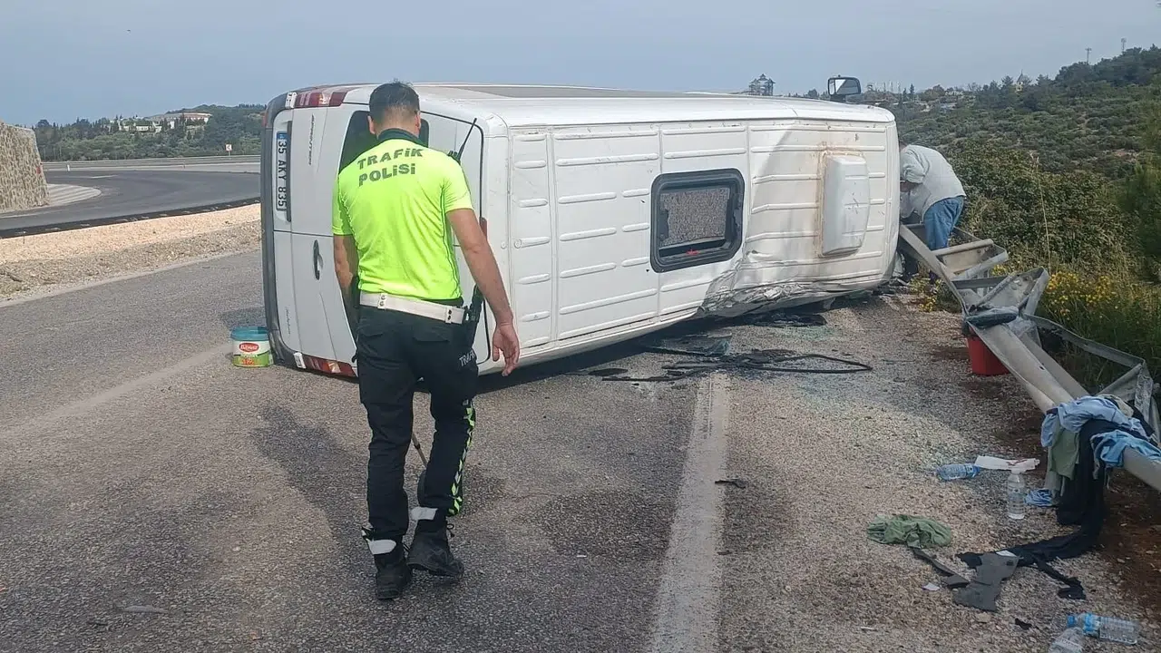 Kuşadası’nda sabah dehşeti: Yolcu minibüsü devrildi, ortalık savaş alanına döndü