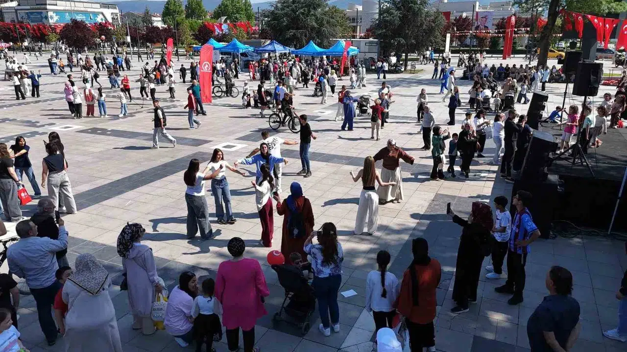 Düzce'de 19 Mayıs coşkusu: Meydanlar spor ve bilimle şenlendi