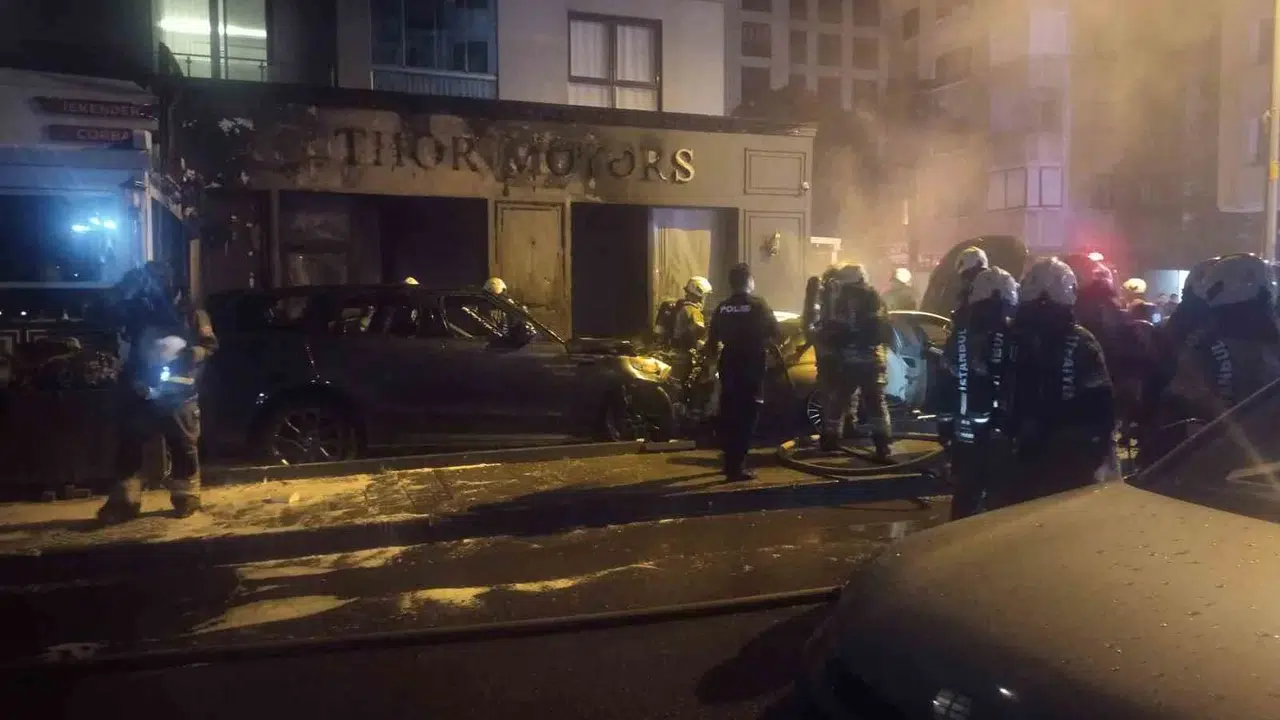 Kadıköy’de korku dolu gece: Galeri önündeki araçlar küle döndü