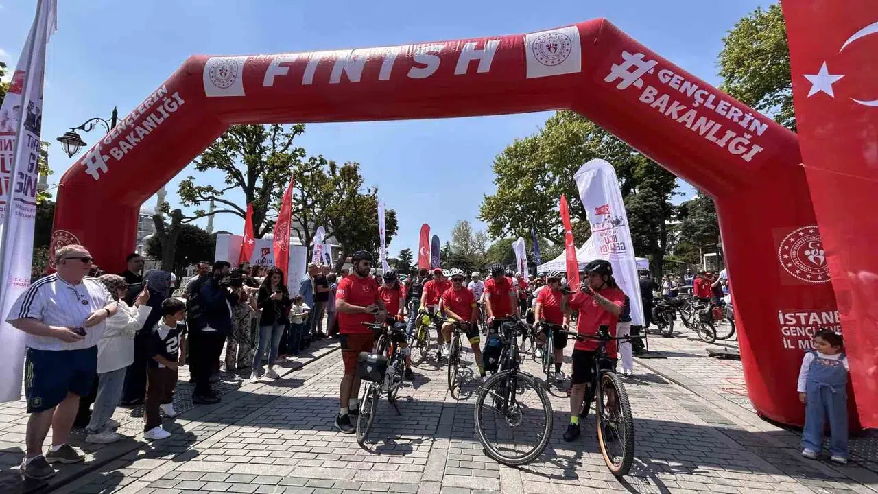 Atanın izinde büyük buluşma: İstanbul sokakları 19 Mayıs coşkusuyla renklendi