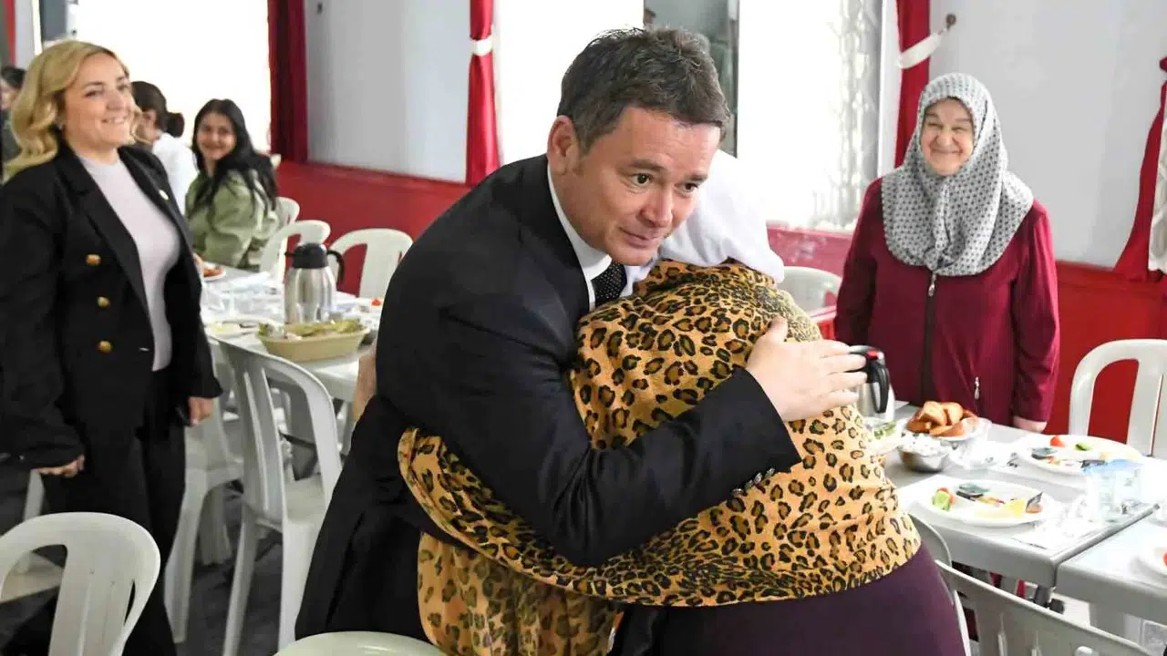 Osmangazi’de saha mesaisi: Başkan Aydın mahalle sakinleriyle kahvaltıda buluştu