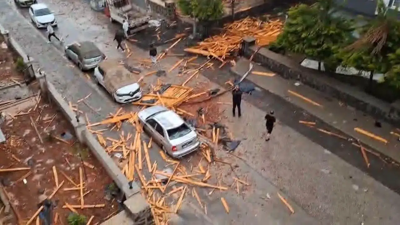 Gaziantep'te kabus dolu anlar: Çatı uçtu, vatandaş canlı yayında gözyaşlarına boğuldu