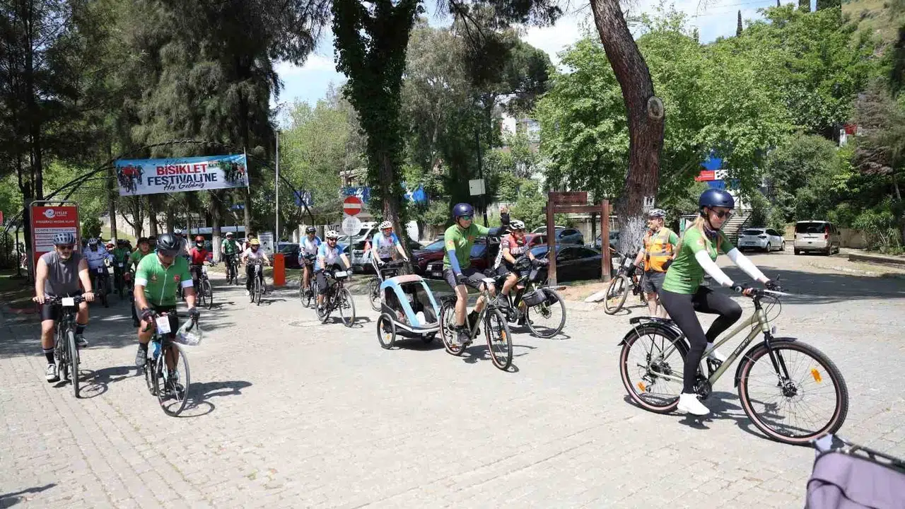 Efeler’de iki teker üzerinde kültür ve doğa yolculuğu: 150 sporcu pedal çevirdi