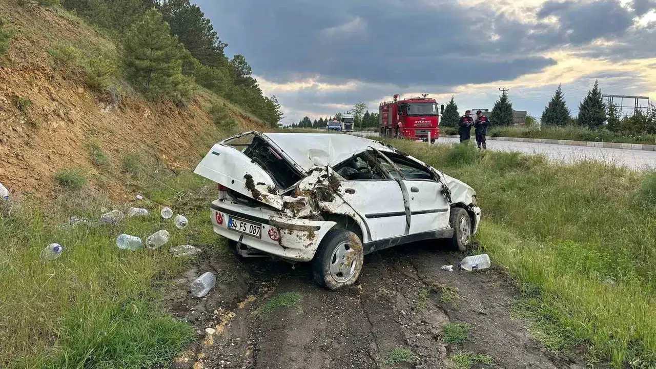 Uşak’ta direksiyon başındaki yaşlı sürücü kontrolü kaybetti: Araç şarampole uçtu
