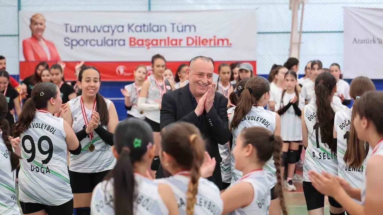 Gençler sahada ter döktü, 19 Mayıs coşkusu zirveye taşındı: Merkezefendi’de kupa heyecanı